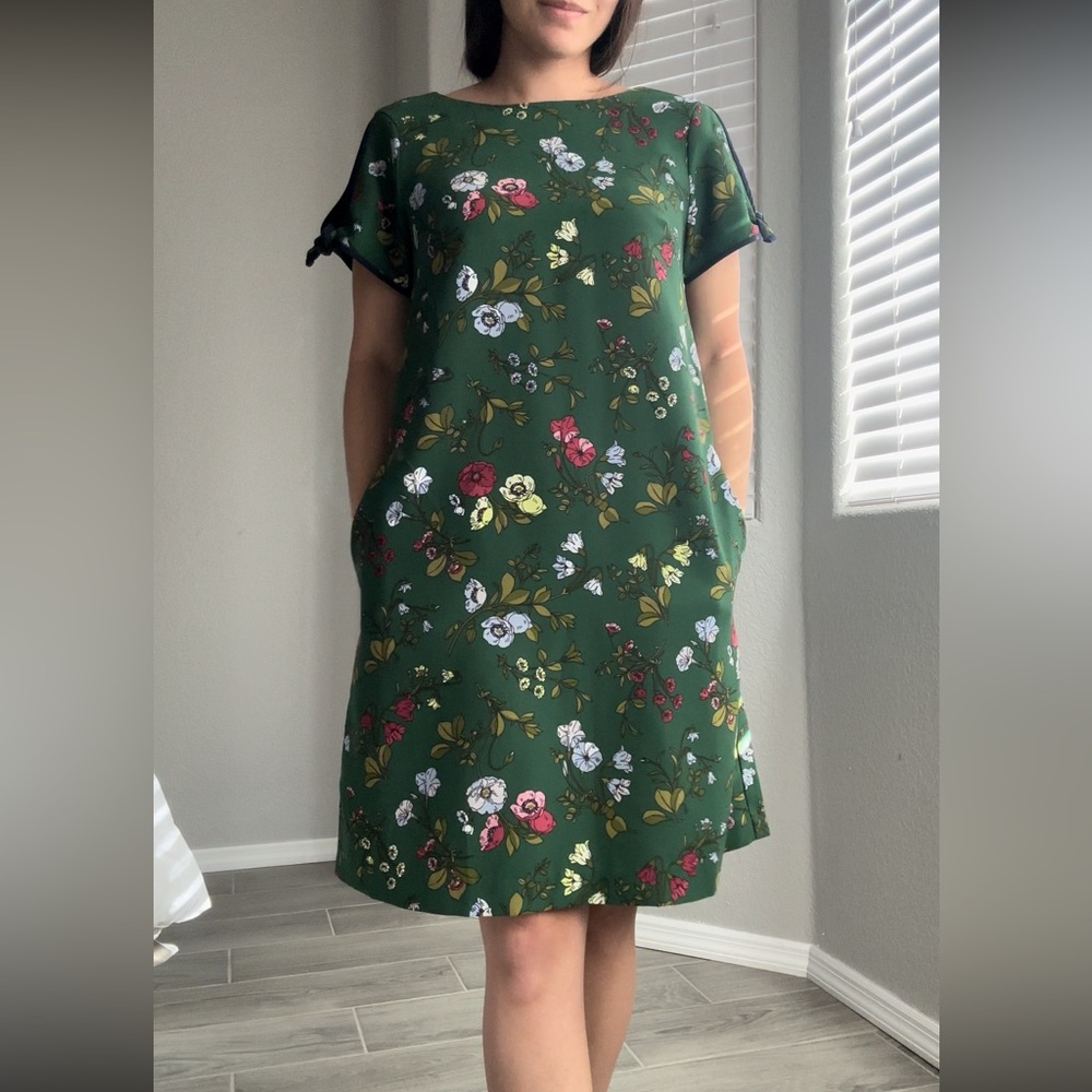 Beautiful Green Shift Dress With Pockets!